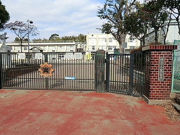 横浜市立山内小学校まで約1310m（徒歩17分）
