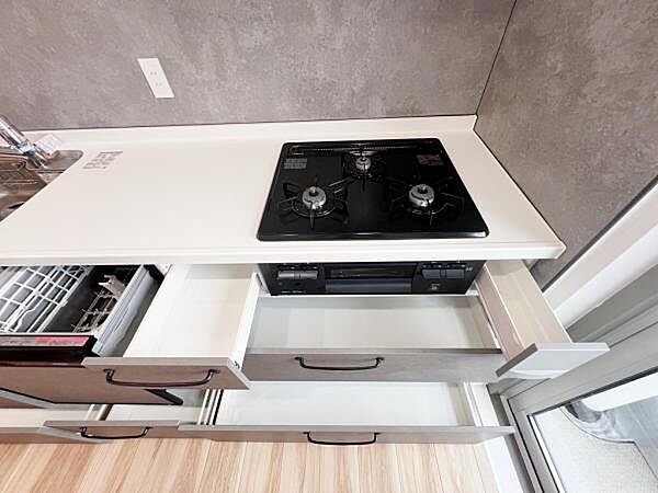 同時調理可能な3口コンロです。換気扇が備わっています。
