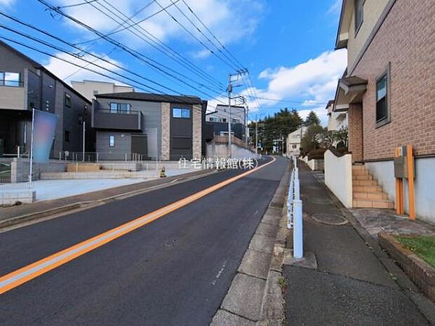 前面道路を含めた現地写真です。