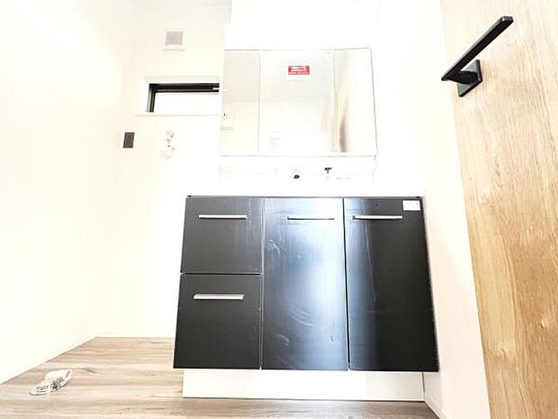 洗面化粧台です。朝の身支度から1日が始まります。