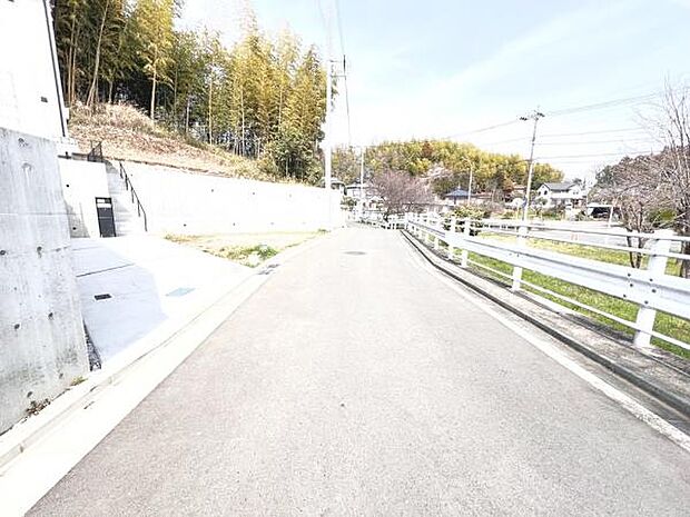 前面道路を含めた現地写真です。