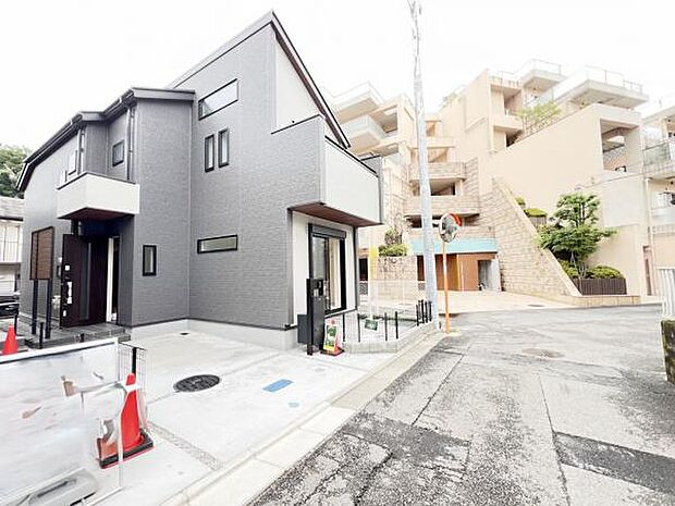 前面道路です。周辺の交通量は少なめです。