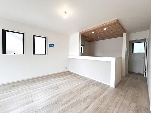 お食事中もキッチンと会話が楽しめるダイニングスペース。