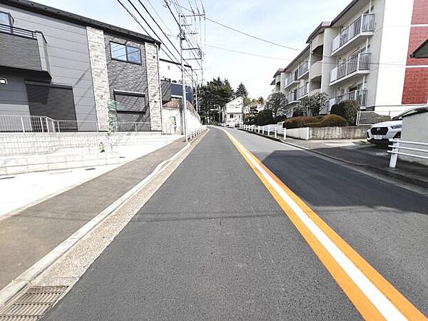 前面道路を含めた現地写真です。