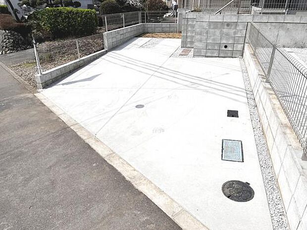 駐車場ももちろん完備しておりますのでお車所有の方にも心強いです。