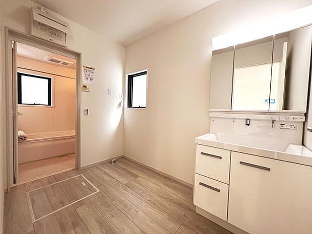 脱衣所は小さなお子様がいるご家庭にも重宝されます。