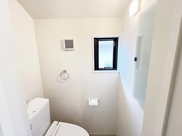 各階にトイレを設けており、ご家族が揃う時もゆとりをもってご利用いただけます。