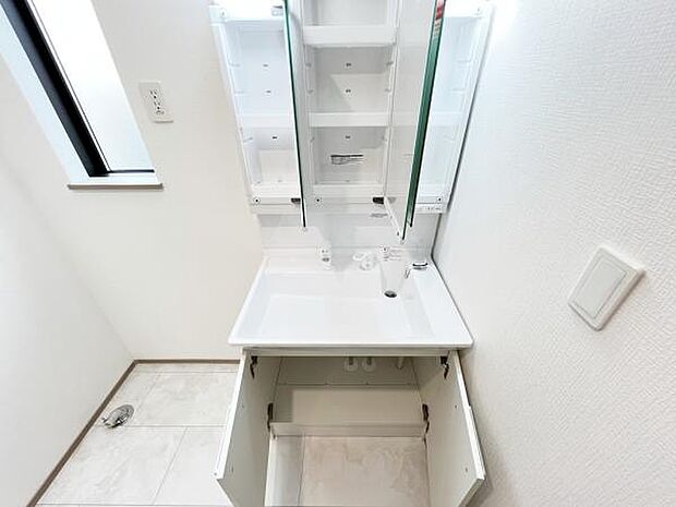 洗面化粧台です。朝の身支度から1日が始まります。