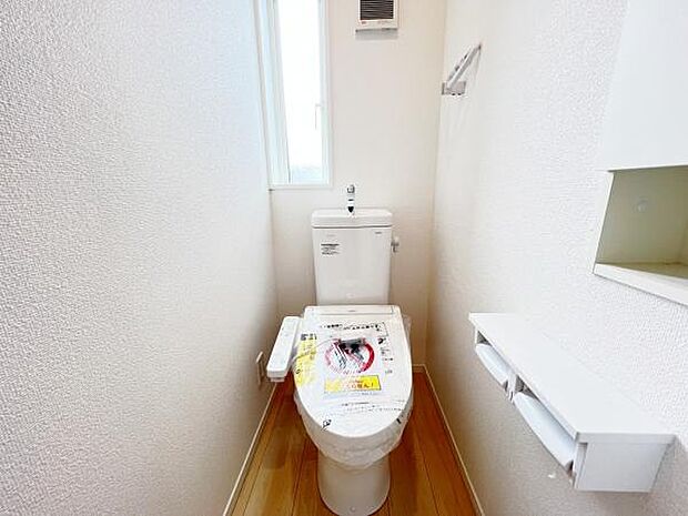 快適に使用できる温水洗浄便座付きトイレです。