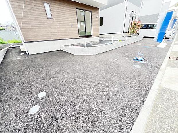 駐車場も完備しておりますのでお車所有の方にも心強いです。