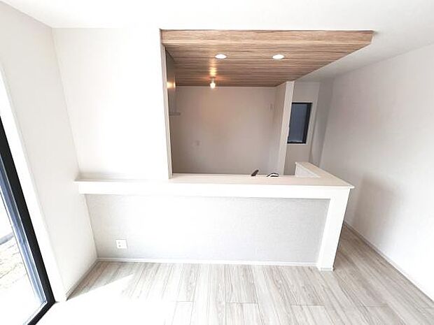 お食事中もキッチンと会話が楽しめるダイニングスペース。