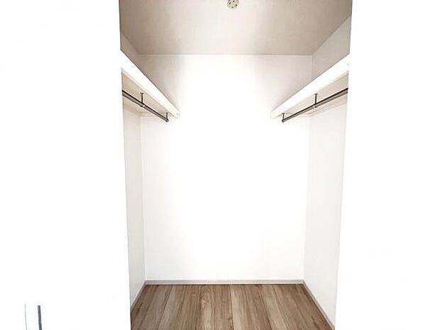 ウォークインクローゼットがあり収納スペースも豊富。季節物もスッキリ片付きそうです。