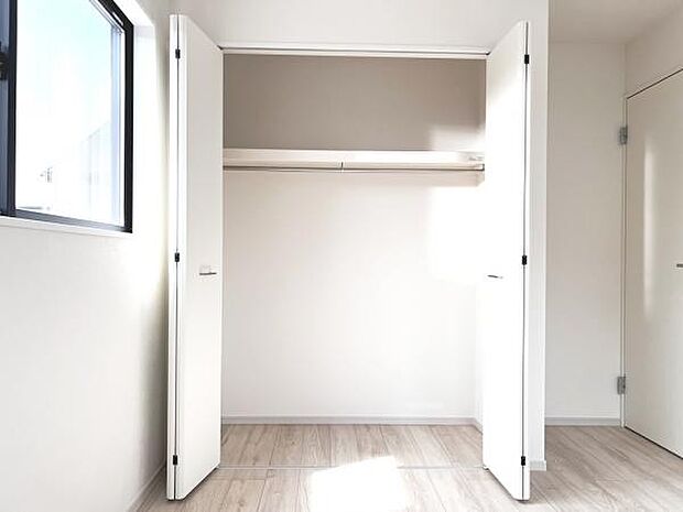 いつでもお部屋をスッキリお使い頂ける収納スペースを設置。