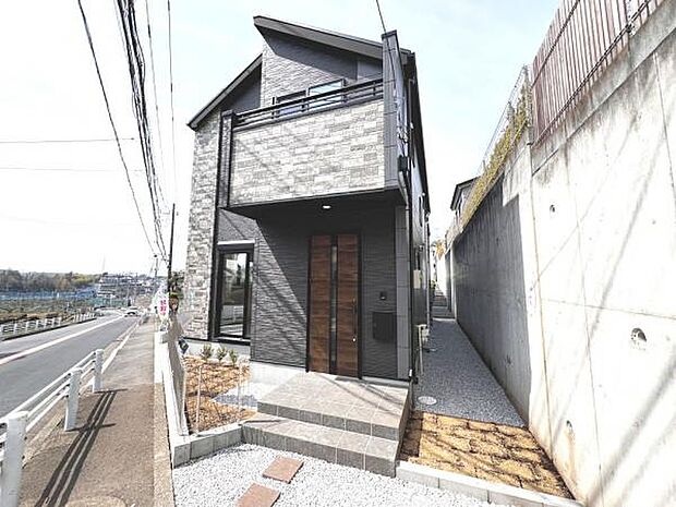 前面道路を含めた現地写真です。