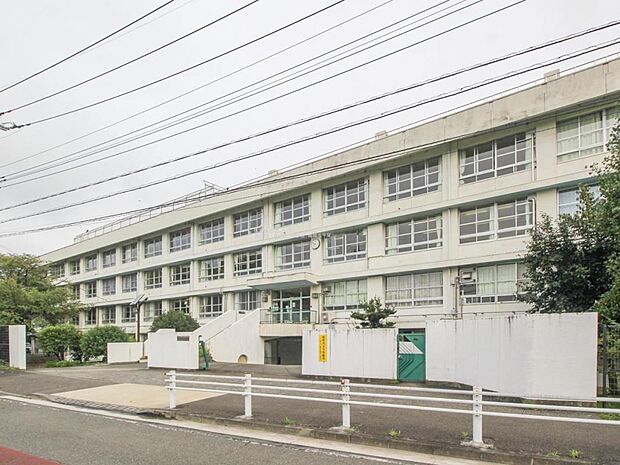 稲城市立稲城第二中学校まで約850m(徒歩11分)