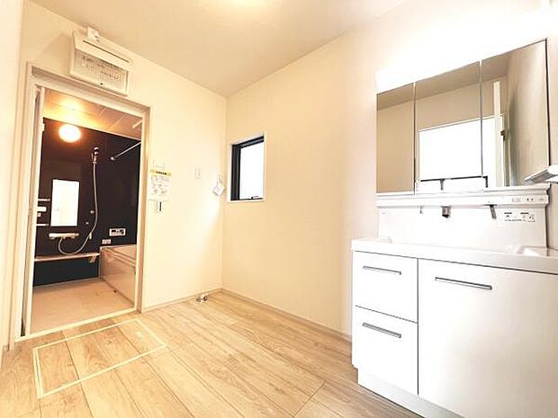 脱衣所は小さなお子様がいるご家庭にも重宝されます。