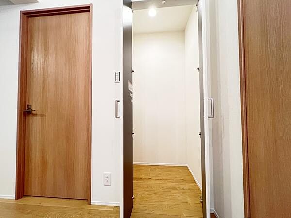 いつでもお部屋をスッキリお使い頂ける収納スペースを設置。