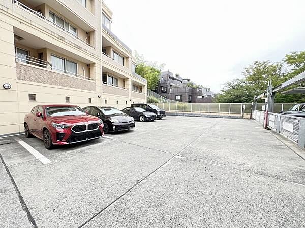 駐車場ももちろん完備しておりますのでお車所有の方にも心強いです。