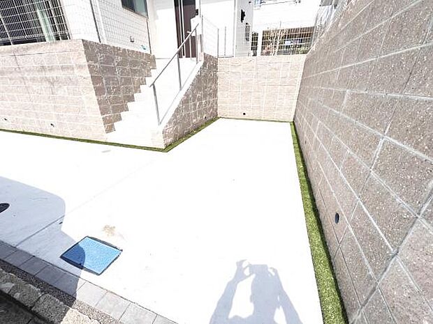 駐車場ももちろん完備しておりますのでお車所有の方にも心強いです。