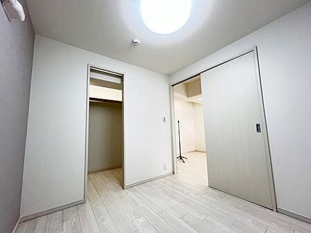 大型クローゼット付きの使い勝手の良い洋室です。