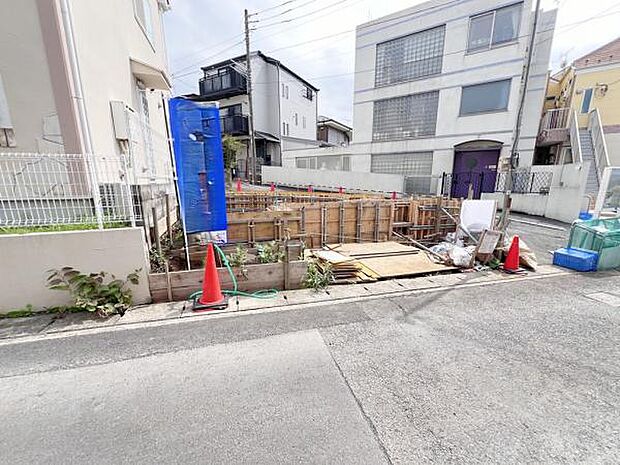 前面道路です。住宅地につき落ち着いた新生活を始められそうです。