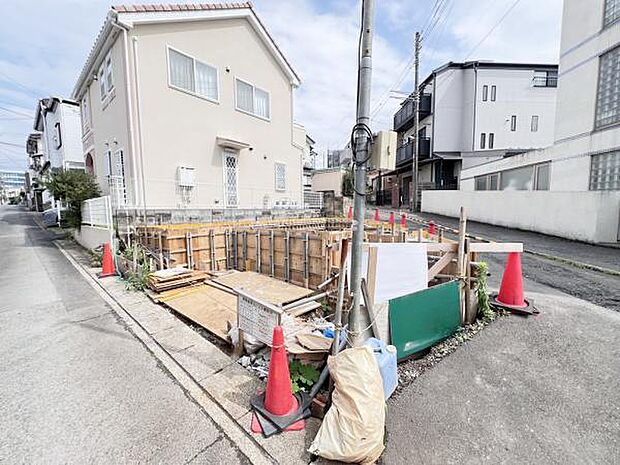 前面道路を含めた現地写真です。ぜひ周辺環境も併せてご覧ください。