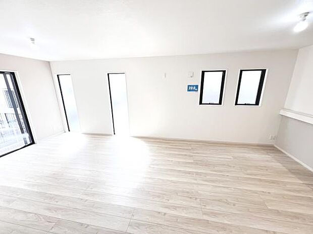 リビングダイニングになります。ご家族そろっての素敵な空間になりそうですね。