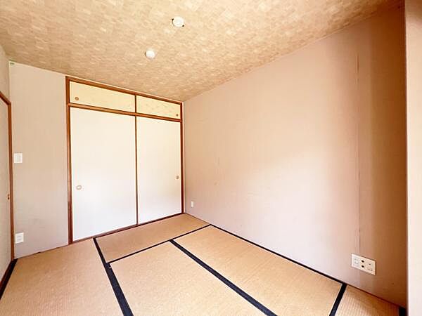 直接布団を敷いて寝ることができる和室。寝具が収納できる押入付きです。