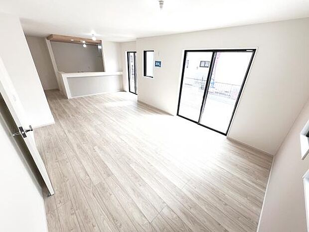 リビングダイニングになります。ご家族そろっての素敵な空間になりそうですね。