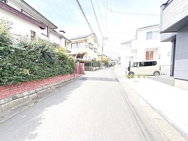 前面道路を含めた現地写真です。