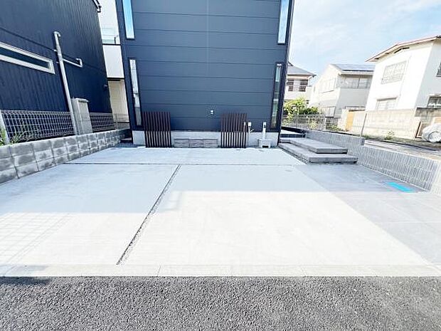 駐車場も完備しておりますのでお車所有の方にも心強いです。