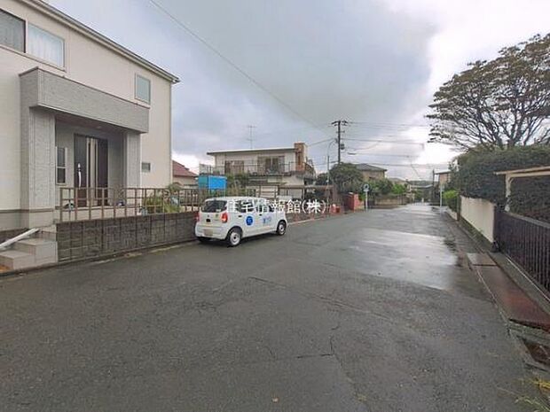 前面道路を含めた現地写真です。
