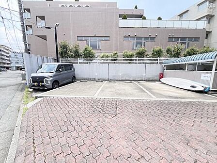 駐車場ももちろん完備しておりますのでお車所有の方にも心強いです。