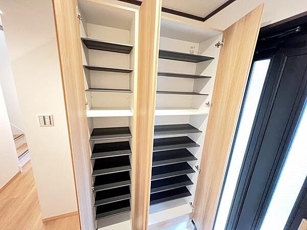散らかりがちな玄関もスッキリの玄関収納付。