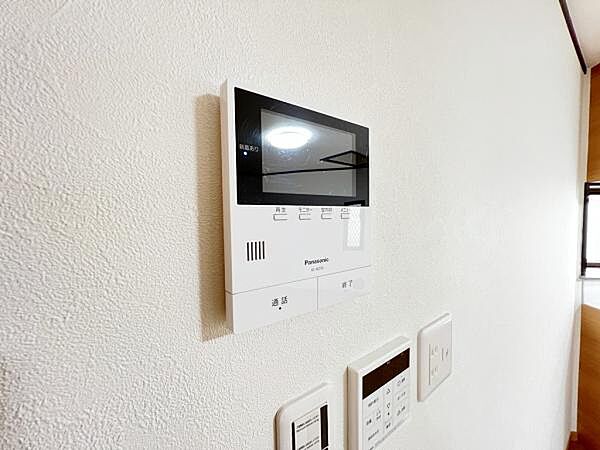訪問者を確認できるTVモニター付きインターフォンです。
