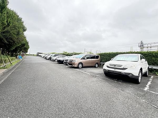 駐車場ももちろん完備しておりますのでお車所有の方にも心強いです。