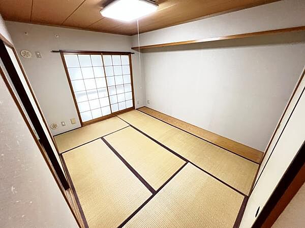 和室スペースです。畳のお部屋は寛げる空間ですね。