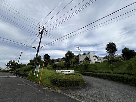 多摩市立豊ヶ丘小学校まで約1200m(徒歩15分)