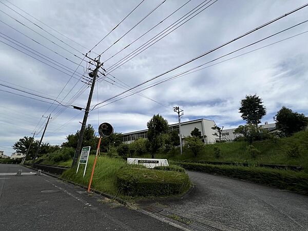多摩市立豊ヶ丘小学校まで約1200m（徒歩15分）