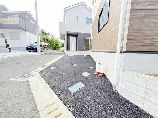 駐車場ももちろん完備しておりますのでお車所有の方にも心強いです。