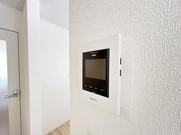 訪問者を確認できるTVモニター付きインターフォンです。