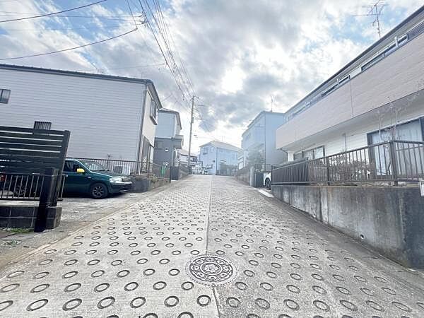 前面道路を含めた現地写真です。