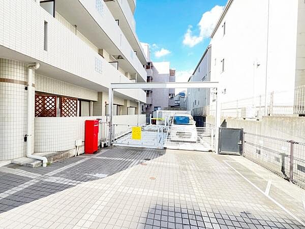 駐車場ももちろん完備しておりますのでお車所有の方にも心強いです。