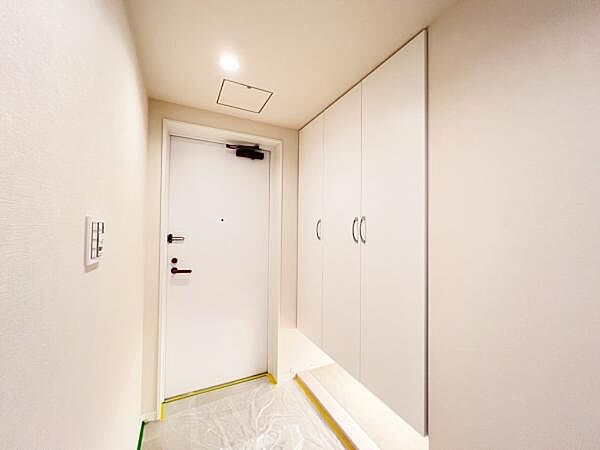 散らかりがちな玄関もスッキリの玄関収納付。