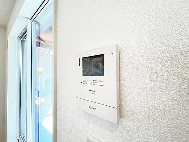 訪問者を確認できるTVモニター付きインターフォンです。