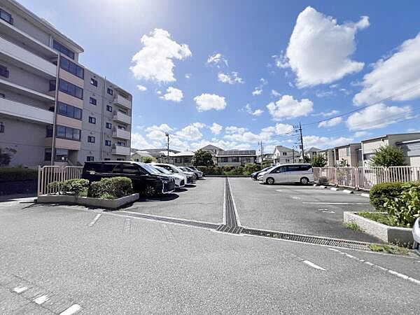 駐車場ももちろん完備しておりますのでお車所有の方にも心強いです。