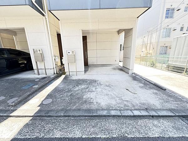 駐車場ももちろん完備しておりますのでお車所有の方にも心強いです。
