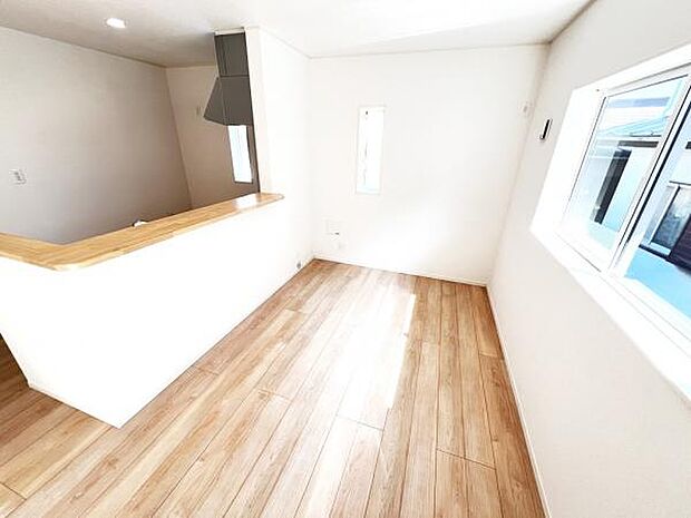 お食事中もキッチンと会話が楽しめるダイニングスペース。