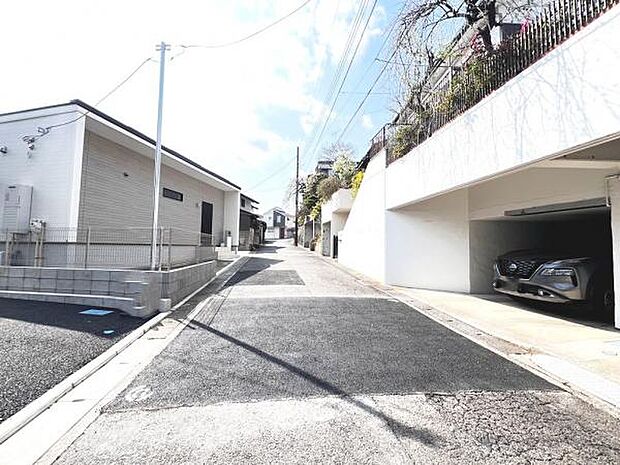 前面道路を含めた現地写真です。