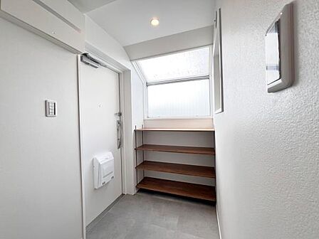 散らかりがちな玄関もスッキリの玄関収納付。